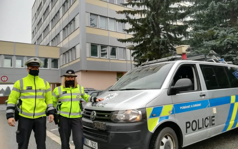 Dopravní policisté, kterým následně poděkoval novopečený otec