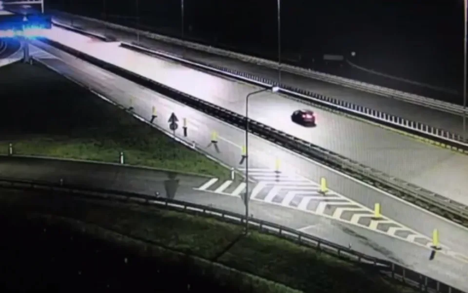 VIDEO: Policie měla pohotovost kvůli řidiči na D11 u Hradce Králové v protisměru