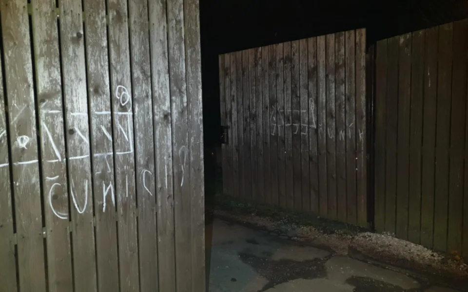 Policie poslala seniorku na záchytku, za odměnu jim na vrata do areálu nakreslila prase
