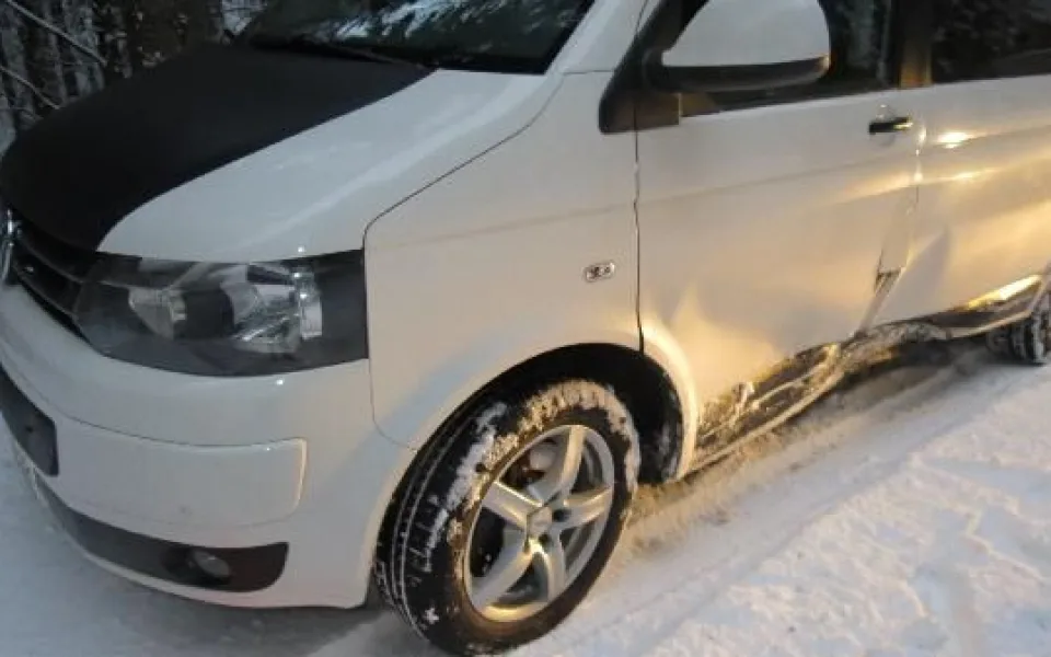 Řidiči pozor, jízda na namrzlé silnici má svá specifika, varují policisté