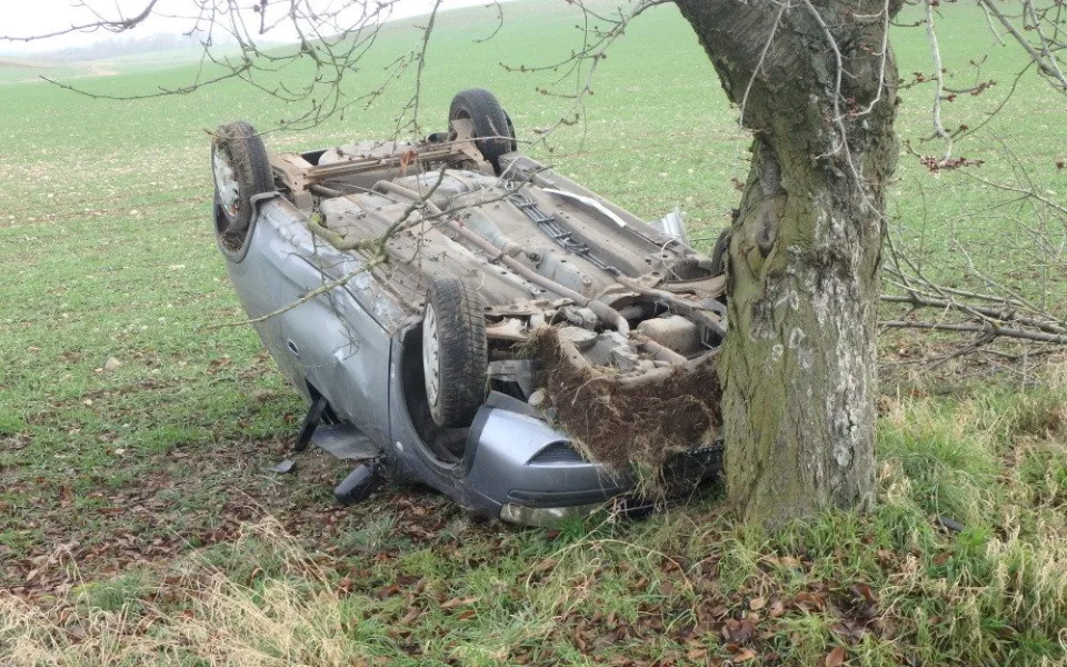 U Jasenné se auto otočilo na střechu, řidič nikde