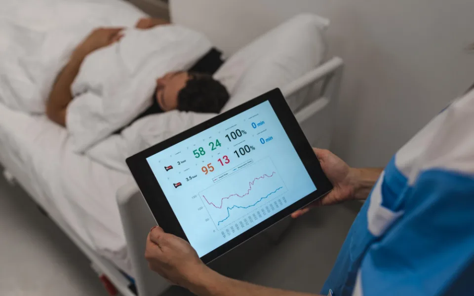 Vědci z UHK se učí předvídat zdravotní stav covidových pacientů. Vytvářejí speciální algoritmus