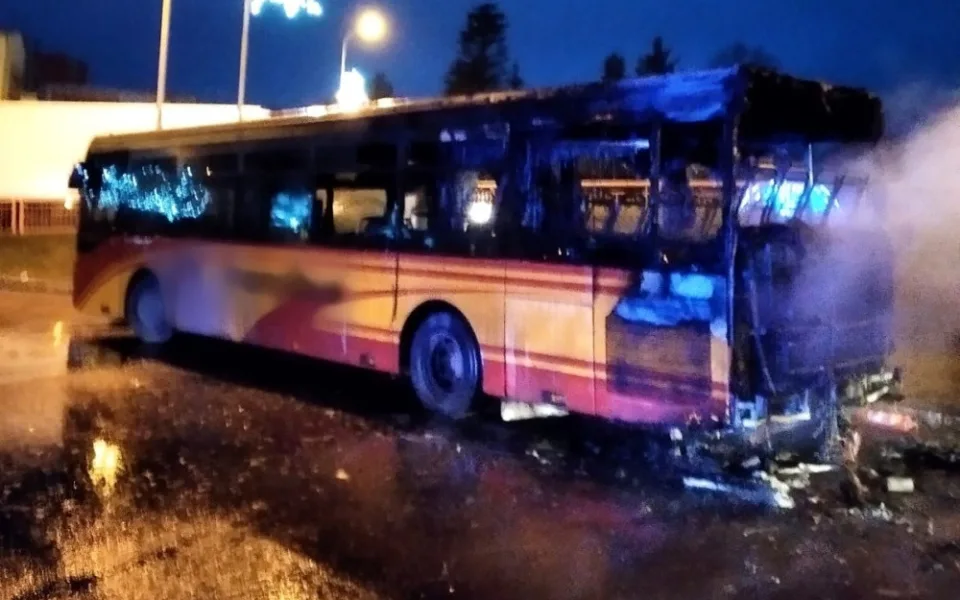 Na autobusovém nádraží v Trutnově hořel autobus, může za to technická závada