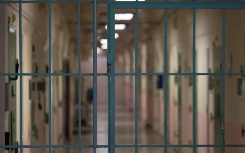 Muž přišel policisty poprosit, aby ho na zimu zavřeli do vězení. Už je tam.
