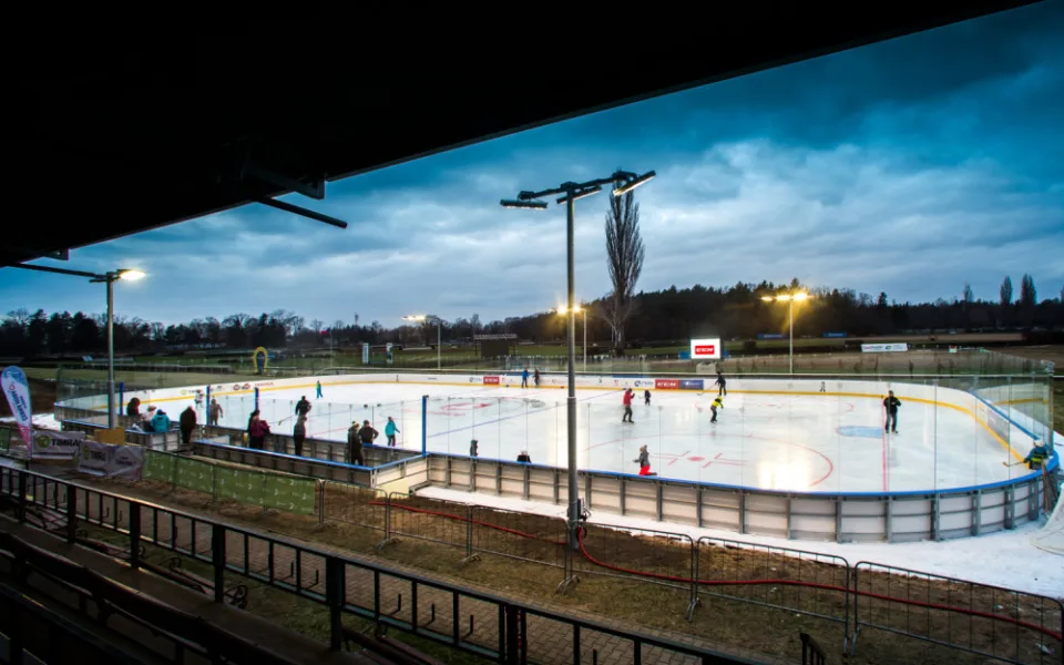 Sousední Pardubice otevírají venkovní kluziště. Na ledě může být maximálně 50 bruslařů