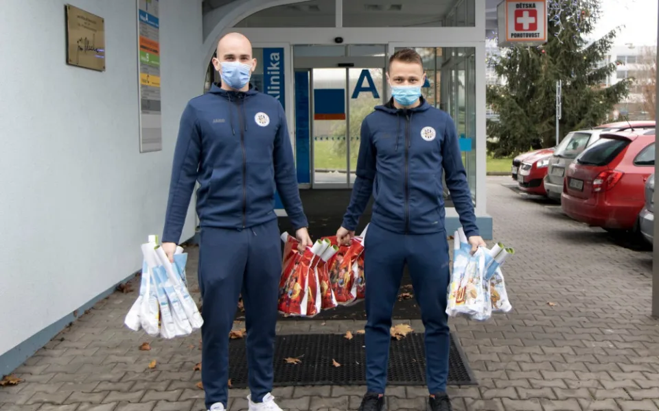 Hradečtí fotbalisté přivezli dětem do nemocnice mikulášské balíčky