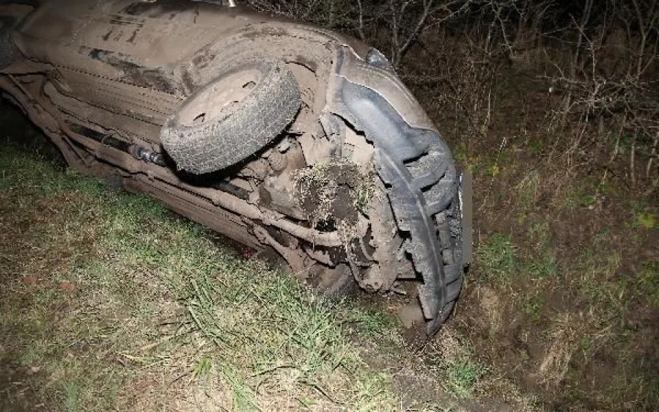 Pravděpodobně opilý řidič dvakrát naboural a utekl. Auto nechal na boku v příkopu