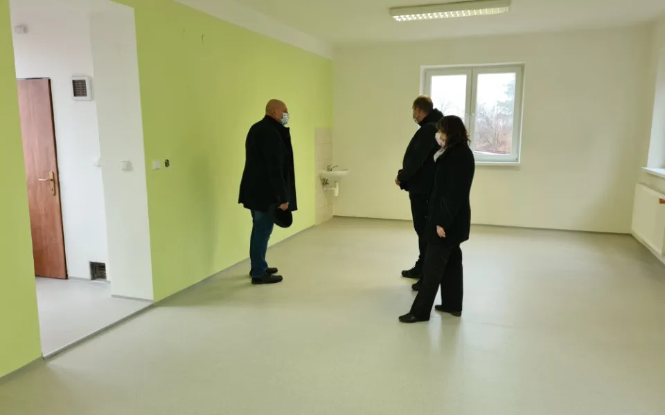 Náchod opravil budovu na pozemku Základní školy Komenského. Přesune se do ní část výuky