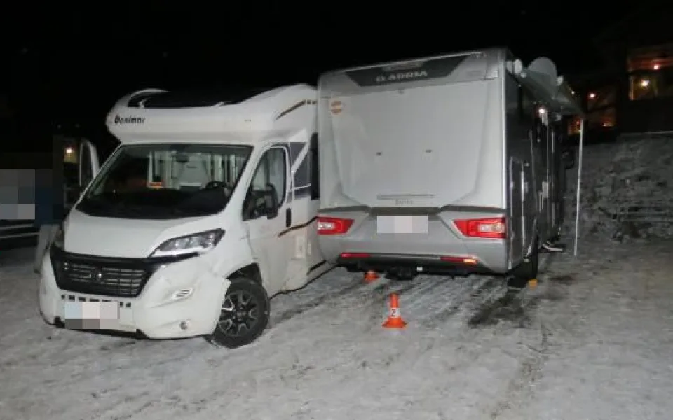 V Peci se kvůli smyku srazila dvě obytná auta. Jak zvládnout smyk?