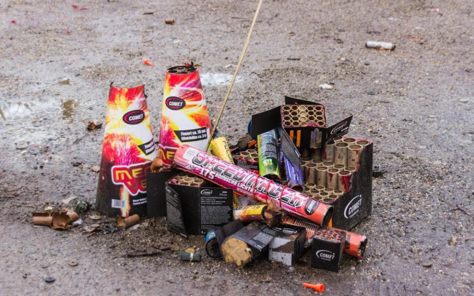Silvestrovských požárů přibývá, hasiči varují před pyrotechnikou