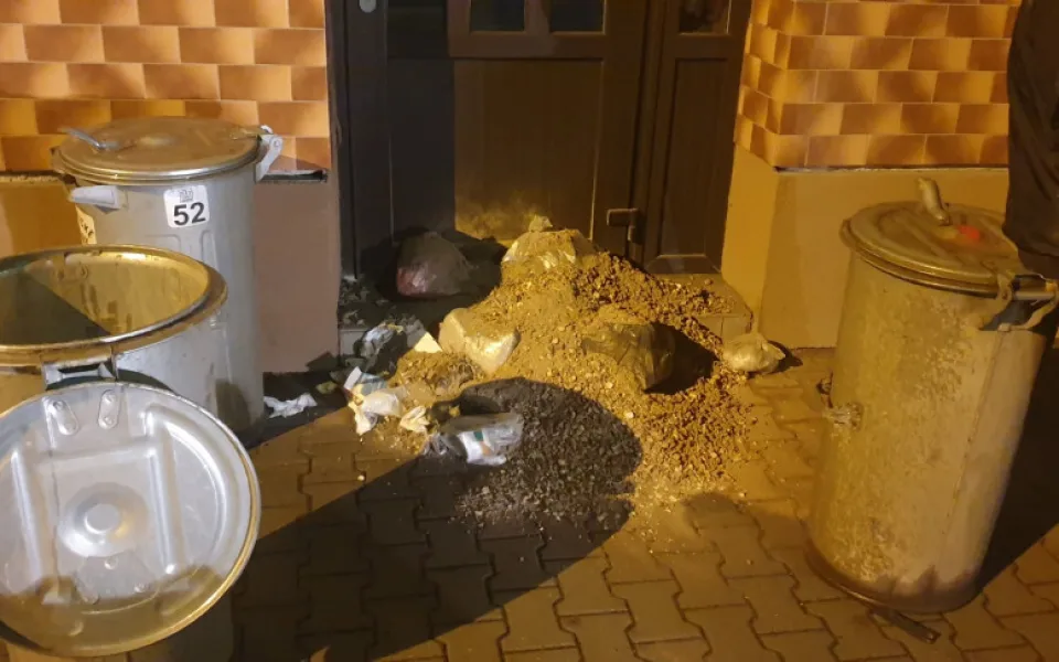 Nemá rád komunisty, tak jim přede dveře vysypal popelnice
