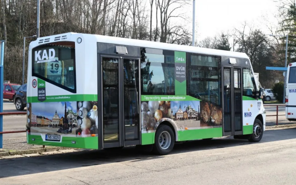 Dvůr Králové nad Labem má nový autobus MHD. Cestující si ho všimnou na první pohled