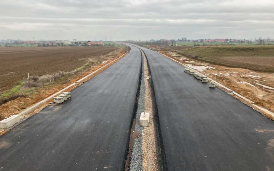 Řidiči letos dostanou další úsek D11. Z Hradce Králové dojedou až do Jaroměře