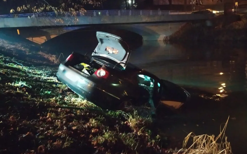 Řidič, který utopil auto v Metuji, se přišel sám udat na policii