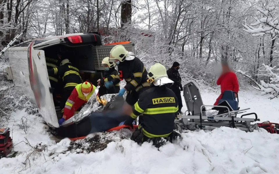 Na sněhu bourala sanitka, skončila převrácená vedle silnice. Převážela tři pacienty