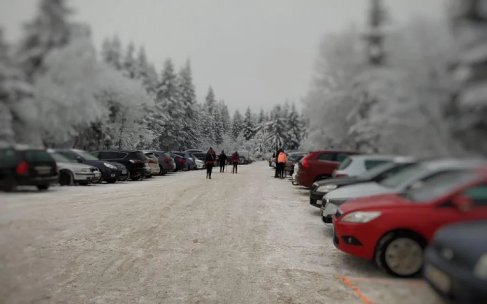 Vyhánět rodiny ze sjezdovek nebudeme, ať si to stát dělá sám, shodují se provozovatelé. Krkonoše i Orlické hory o víkendu zaplnily masy lidí