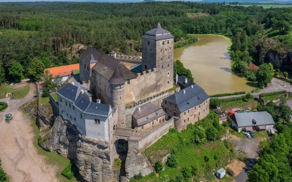 Rekonstrukce hradu Kost přepisuje historii. Archeologové našli skrytou věž ze 13. století
