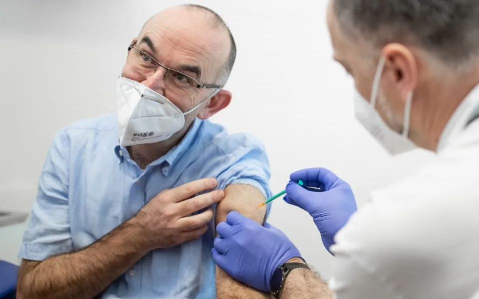Ministru Blatnému byl místo vakcíny aplikován vitamín C, tvrdí hoax