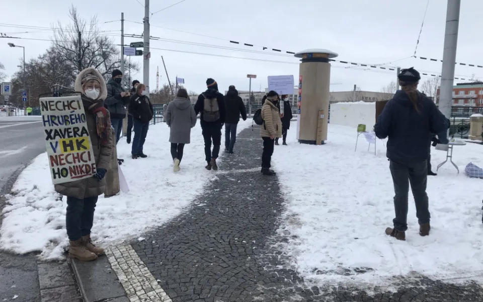 V Hradci se dnes demonstrovalo: kontroverzní Luboš Xaver Veselý do Českého rozhlasu (ne)patří