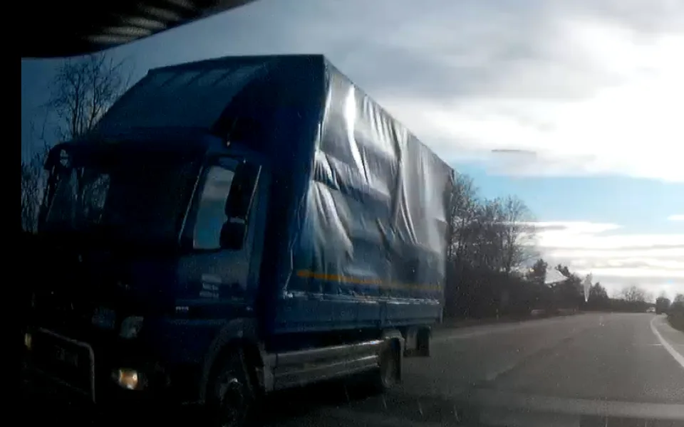 Led z náklaďáku ohrozil protijedoucího řidiče. Policie hledá svědky nehody u Hořic
