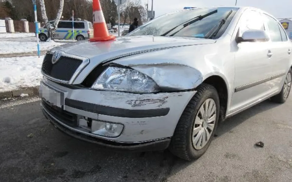 Řidič Octávky srazil Audi. Chtěl ujet, ale narazil do sloupu. Měl 2,4 promile