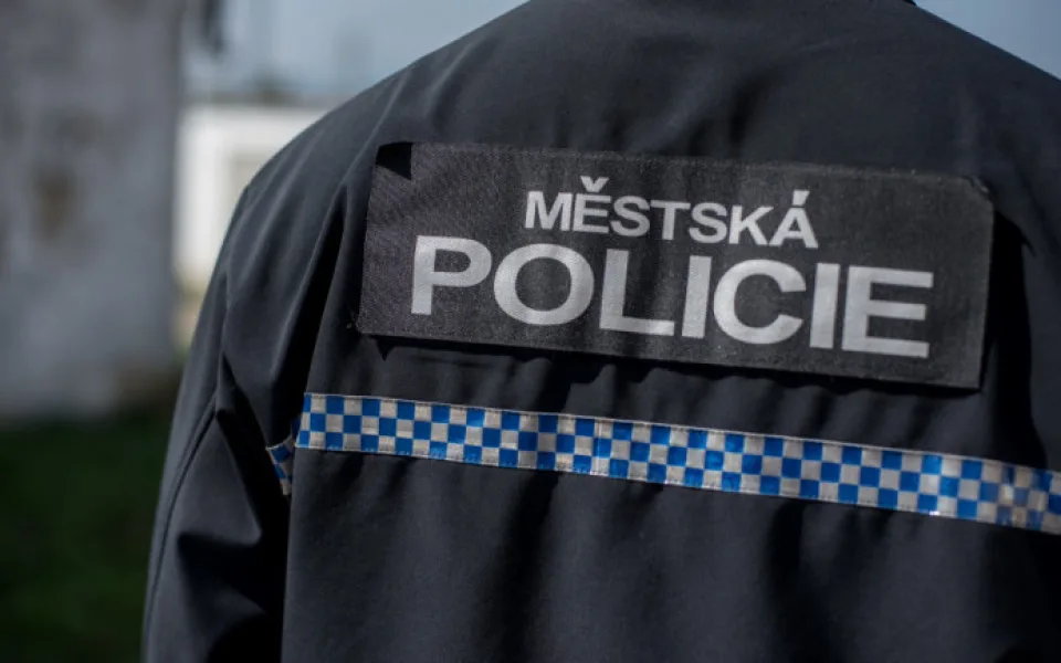 Sousedé slyšeli z vedlejšího bytu volání o pomoc, na místo dorazili policisté, hasiči i záchranka