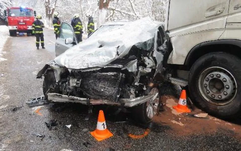 FOTO: Mladý řidič u Trutnova předjížděl náklaďák, čelně se srazil s protijedoucím autem
