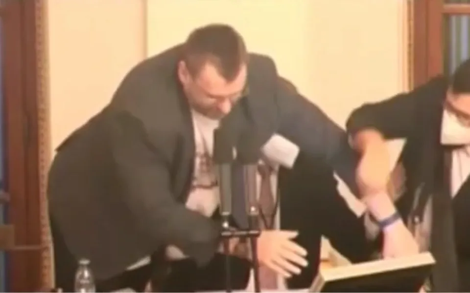 Jestli tady pudeš, dostaneš flákanec! Volný vyvolal potyčku ve Sněmovně