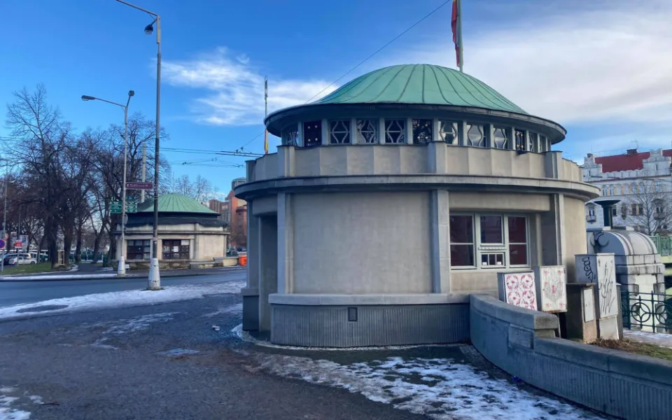 Kiosky na Pražském mostě jsou téměř hotové. Firma před koncem odstoupila od smlouvy