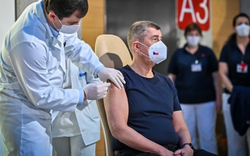 Babiš dnes dostane druhou dávku očkování proti covidu