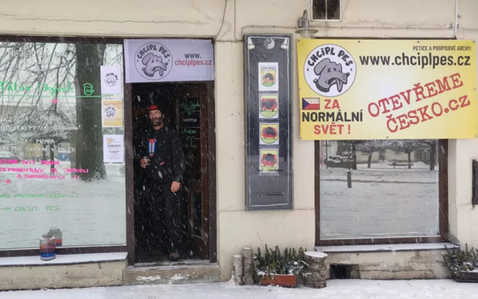 Ke včerejšímu protestu se přidala hospoda v Orlických horách. Hostům nabídla přespání