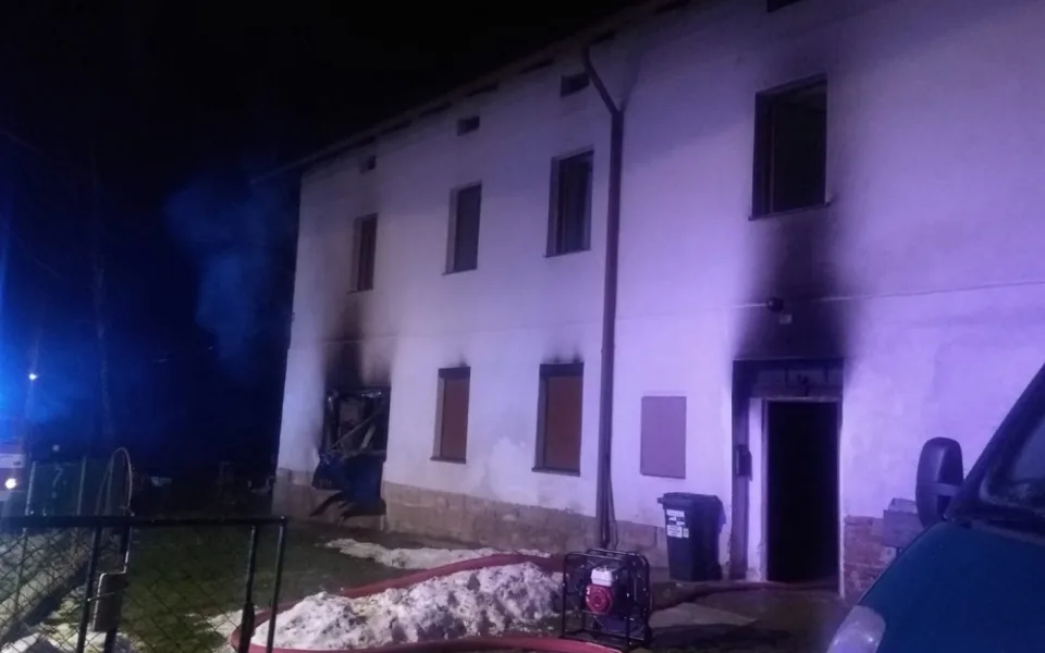 Noční požár na Jičínsku si vyžádal jednu oběť. Hořelo v rodinném baráku