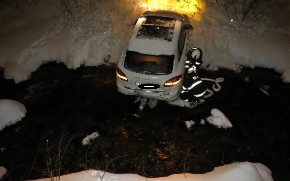 Řidička na Trutnovsku nezvládla couvání, auto skončilo v řece