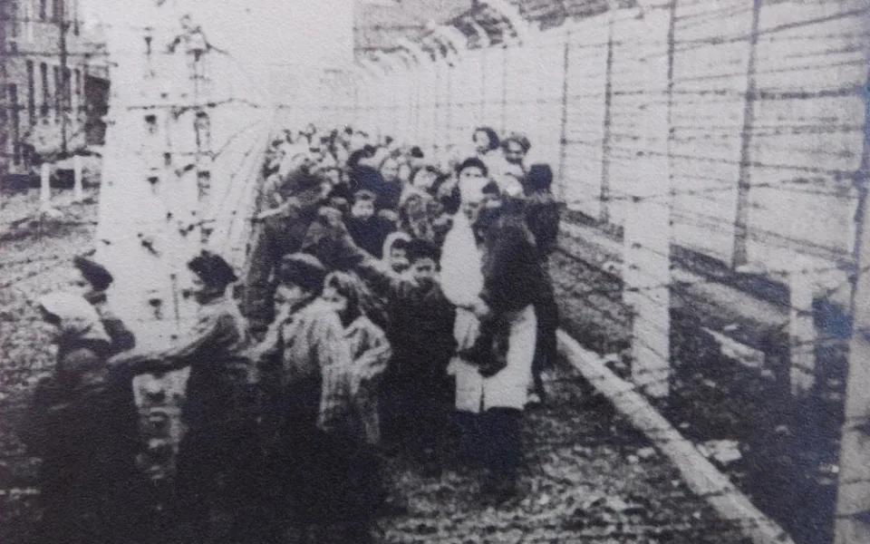 Na osvobození Osvětimi nikdy nezapomenu, vzpomíná poslední žijící dvojče, na kterém Josef Mengele prováděl pokusy