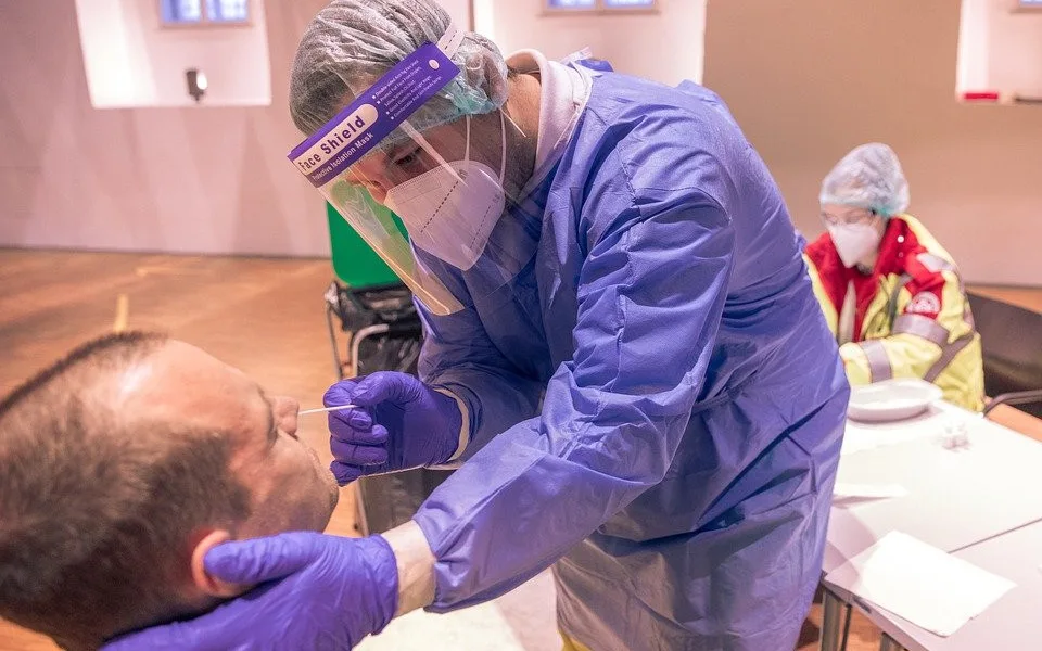 Covid-19 má nový příznak, je jím bolestivá vyrážka v ústech