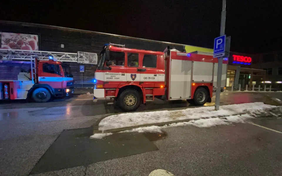 Hasiči zasahovali v obchodním domě v Jaroměři, hořelo na toaletách