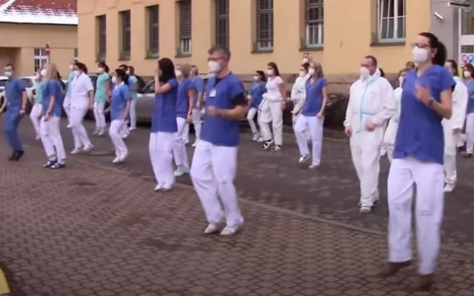 VIDEO: Zdravotníci z jičínské nemocnici secvičili tanec proti covidu