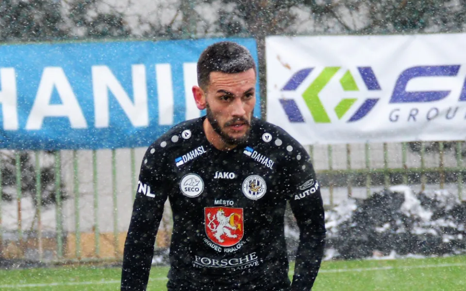 Hradecký fotbal získal novou posilu. Smlouvu podepsal obránce Miloš Vučić