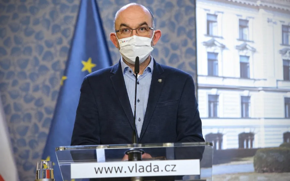 Jde to tuhého, ministr Blatný nevyloučil jednání o omezení pohybu mezi kraji