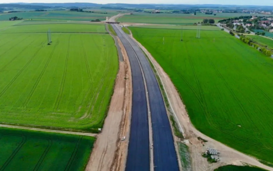 Řidiči na Hradecku dostanou do konce roku 35 kilometrů nových dálnic. Částečně uleví dopravě v krajském městě
