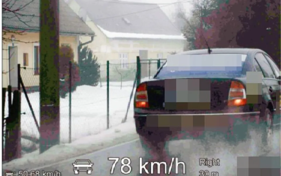 Řidiče nezastavil ani varovný výstřel, pokusil se zmizet v lese. Nakonec skončil v poutech