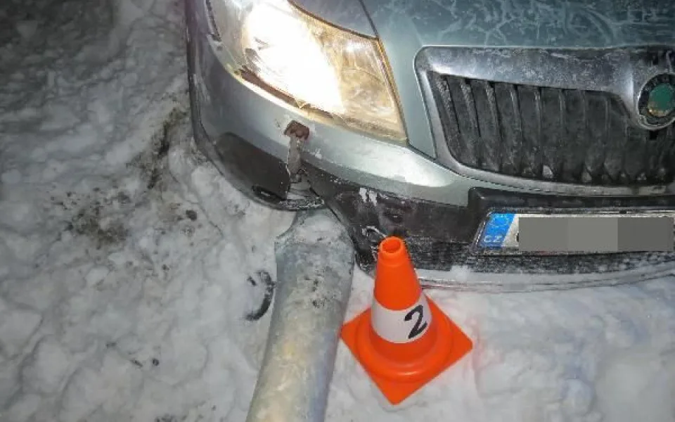 Řidič ve Vrchlabí nezvládl průjezd kruhovým objezdem, nadýchal skoro dvě promile
