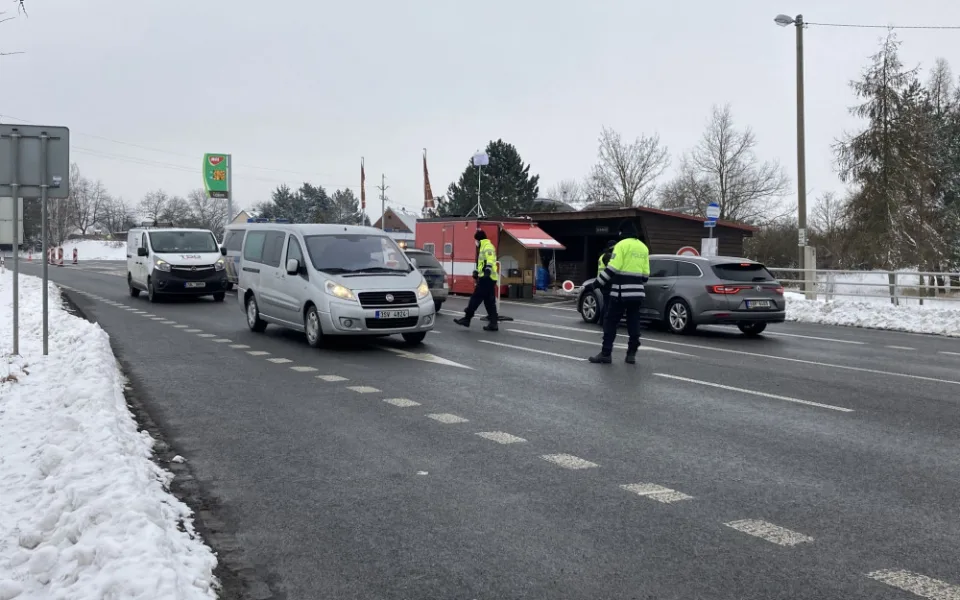 Nejvhodnější výstroj policistů na kontrolních stanovištích? Teplá výstroj, čaj a bageta