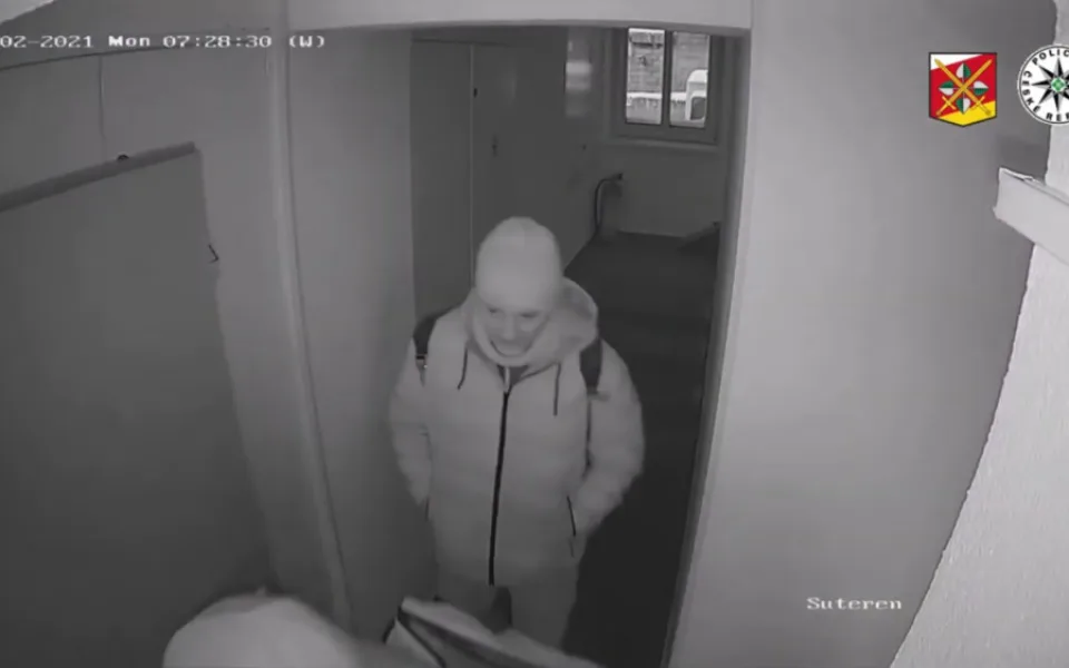 Ze sklepa v centru Hradce Králové zloději brali kola i tvrdý alkohol. Pátrá po nich policie