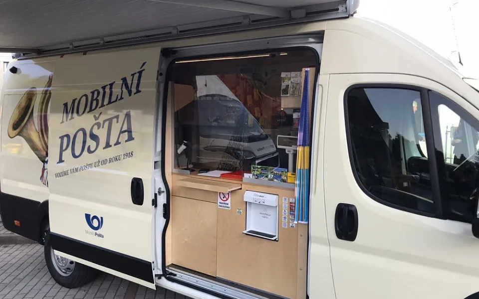 Mobilní pobočka České pošty bude zajíždět i na Trutnovsko. V okolních obcích bude jednou týdně