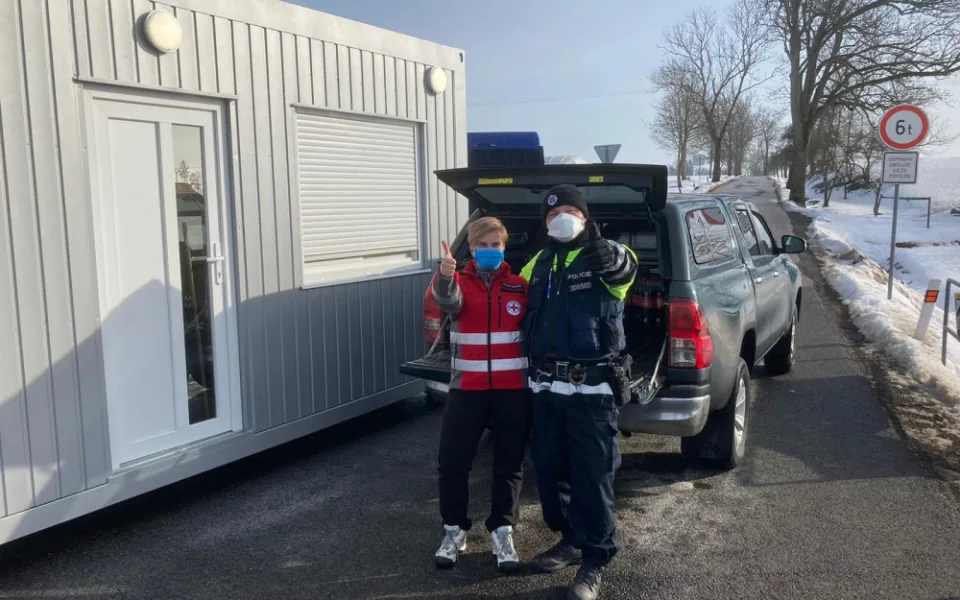 Policisté na Trutnovsku se setkávají s velkou vlnou solidarity, dostali kafe nebo pizzu