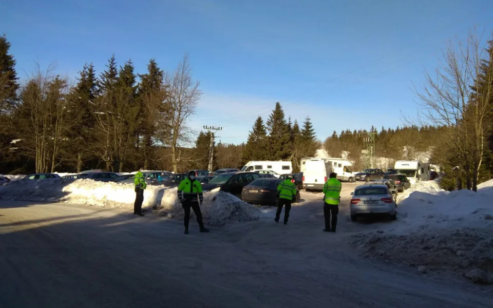 Pěkné počasí vylákalo turisty do Orlických hor. Parkoviště jsou planá, dopravu řídí policie