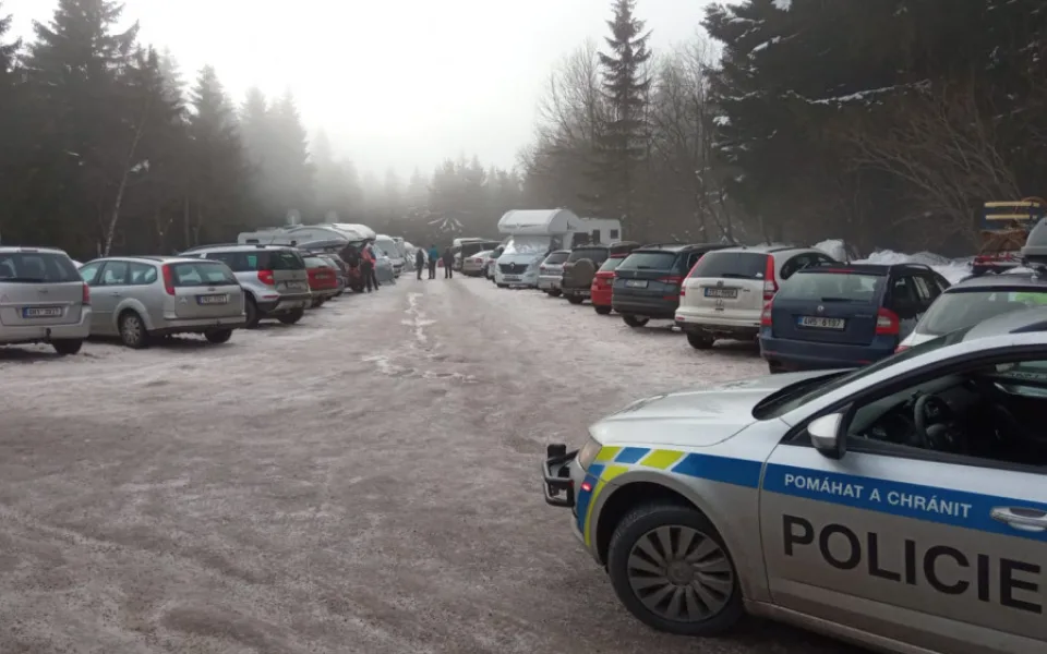 Lidé vzali o víkendu útokem Orlické hory. Zkolabovala doprava, situaci musela řešit policie