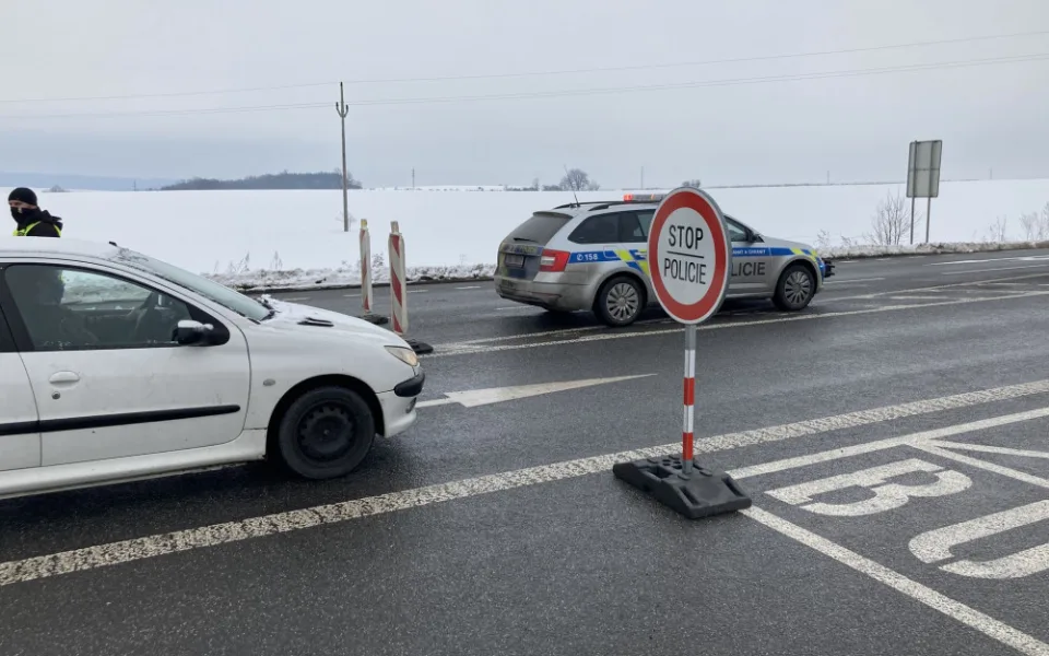 Na Turnovsko se chtěla o víkendu dostat necelá tisícovka řidičů. Policie je otáčela a posílala pryč