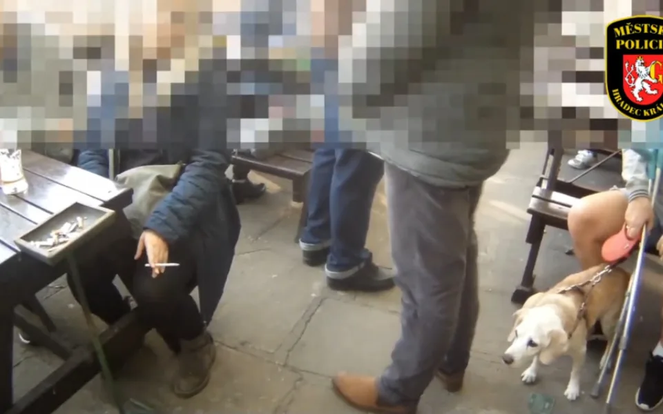 Na předzahrádce plné lidí teklo pivo proudem. Strážníci se dozvěděli, že je pivo lék